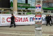 Vidovdanski skupovi vlasti i studenata: Koje poruke su poslate iz Beograda i Kraljeva? Nalepnice u Novom Sadu