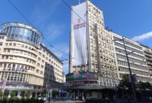 Društvo za zaštitu i proučavanje ptica Srbije: Zahtevamo uklanjanje bilborda iza kog umiru jedinke strogo zaštićene vrste ptica Zgrada "Palata Albanije" u Beogradu