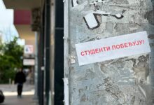 Slučaj Zrenjanin: Kome se trubi, a kome dobacuje Nalepnice „Studenti pobeđuju"; Foto: Mašina