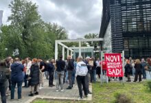 Profesor Mihić izgubio zvanje i prestaje da radi na Filozofskom fakultetu posle 24 godine, primedba bila – podrška studentskim blokadama Protest podrške profesoru Vladimiru Mihiću ispred Rektorata u Novom Sadu; Foto: Mašina