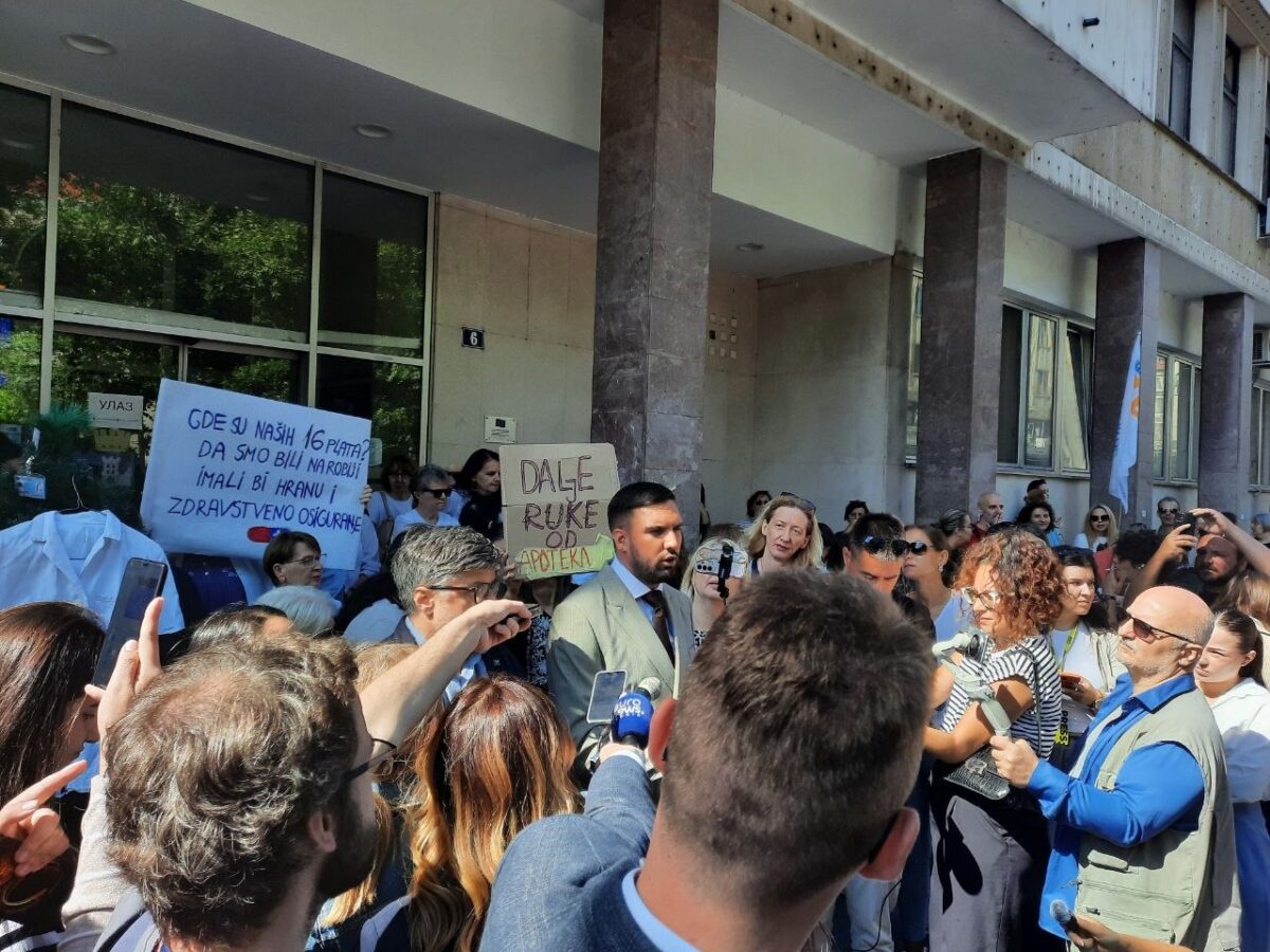 Obraćanje odbornika ispred gradske skupštine