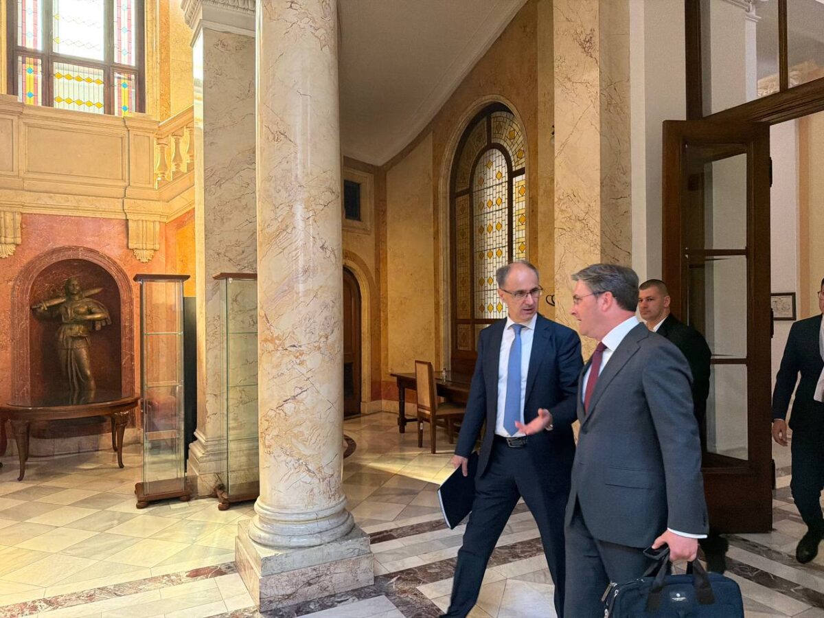 Premijer Đuro Macut dolazi na zasedanje Narodne skupštine