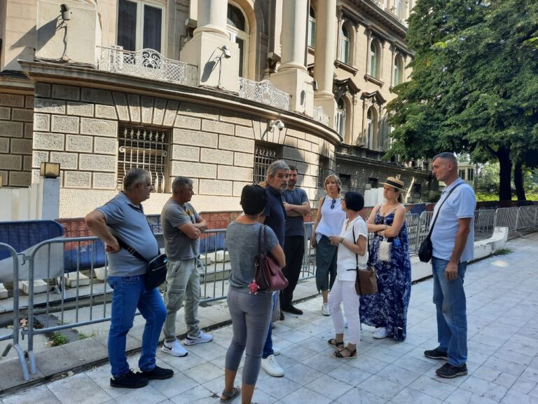 Predstavnici sindikata ispred Predsedništva