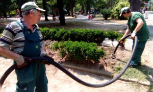 Komunalci održavaju park