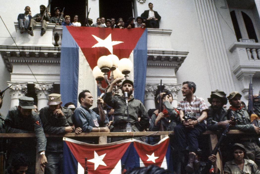 Fidel Kastro se obraća okupljenima ispred gradske skupštine u Santa Klari pred marš na Havanu, 1959. foto: Andrew Saint-George; izvor: lezumbalaberenjena / flickr