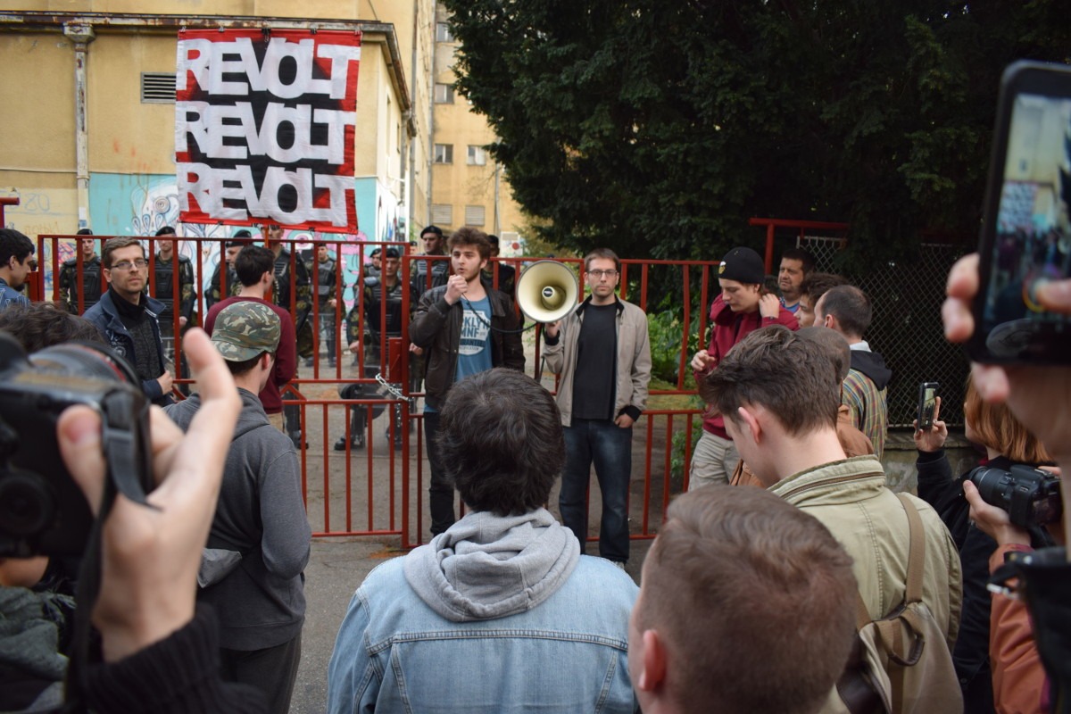 Protest ispred Društvenog centra NNK; Foto: Predrag Momčilović / Mašina