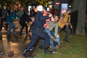 pandur bije demonstranta