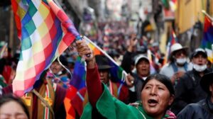 Protest protiv pučističke valde u Boliviji, jun 2020. pod zastavom Vipala koja je simbol autohotnog stanovništva; Izvor: Evo Morales Ayma / Facebook