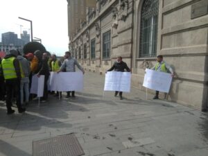 Strani radnici drže transparente na protestu ispred sedišta kompanije Beograd na vodi