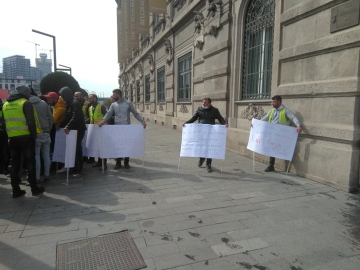 Strani radnici drže transparente na protestu ispred sedišta kompanije Beograd na vodi