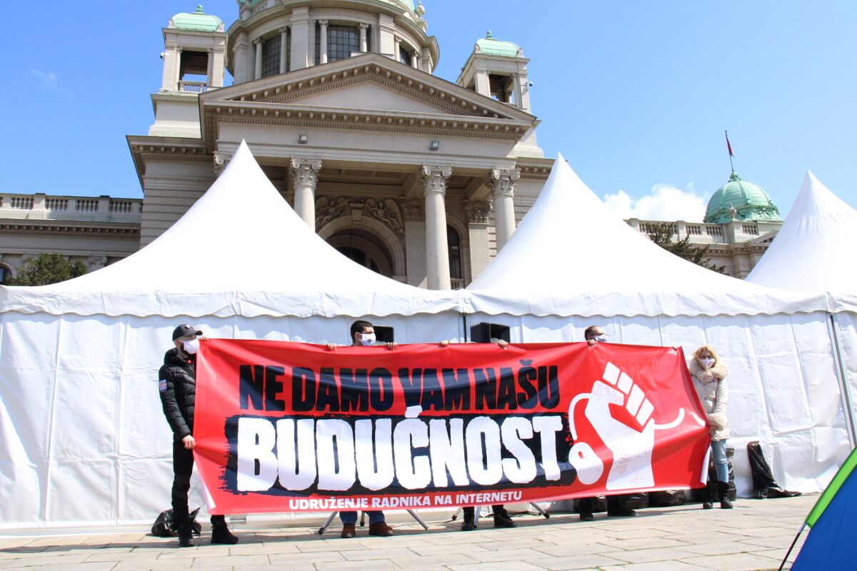 šatori i baner frilensera ispred Skupštine Srbije