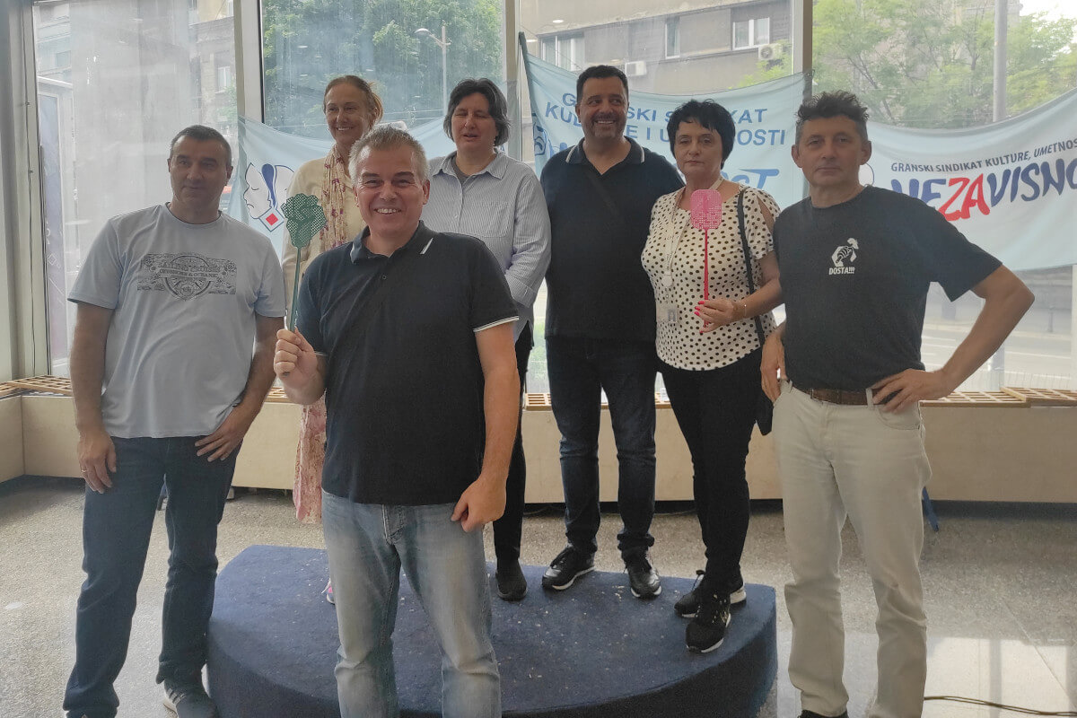 Štrajkački odbor i govornici nakon protesta u holu RTS-a