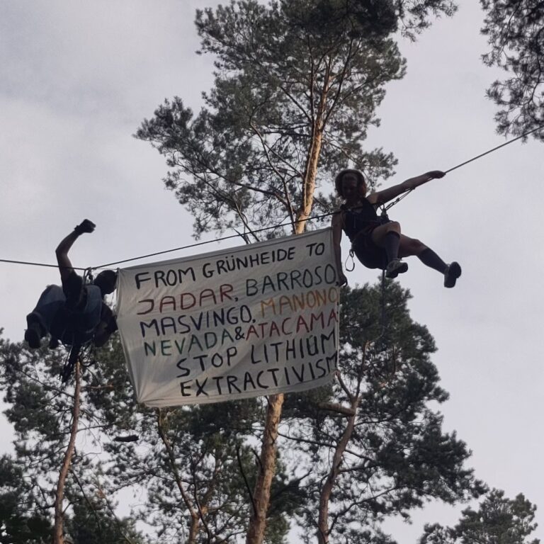 Poruke podrške u Grunheideu u Nemačkoj; Izvor: Facebook