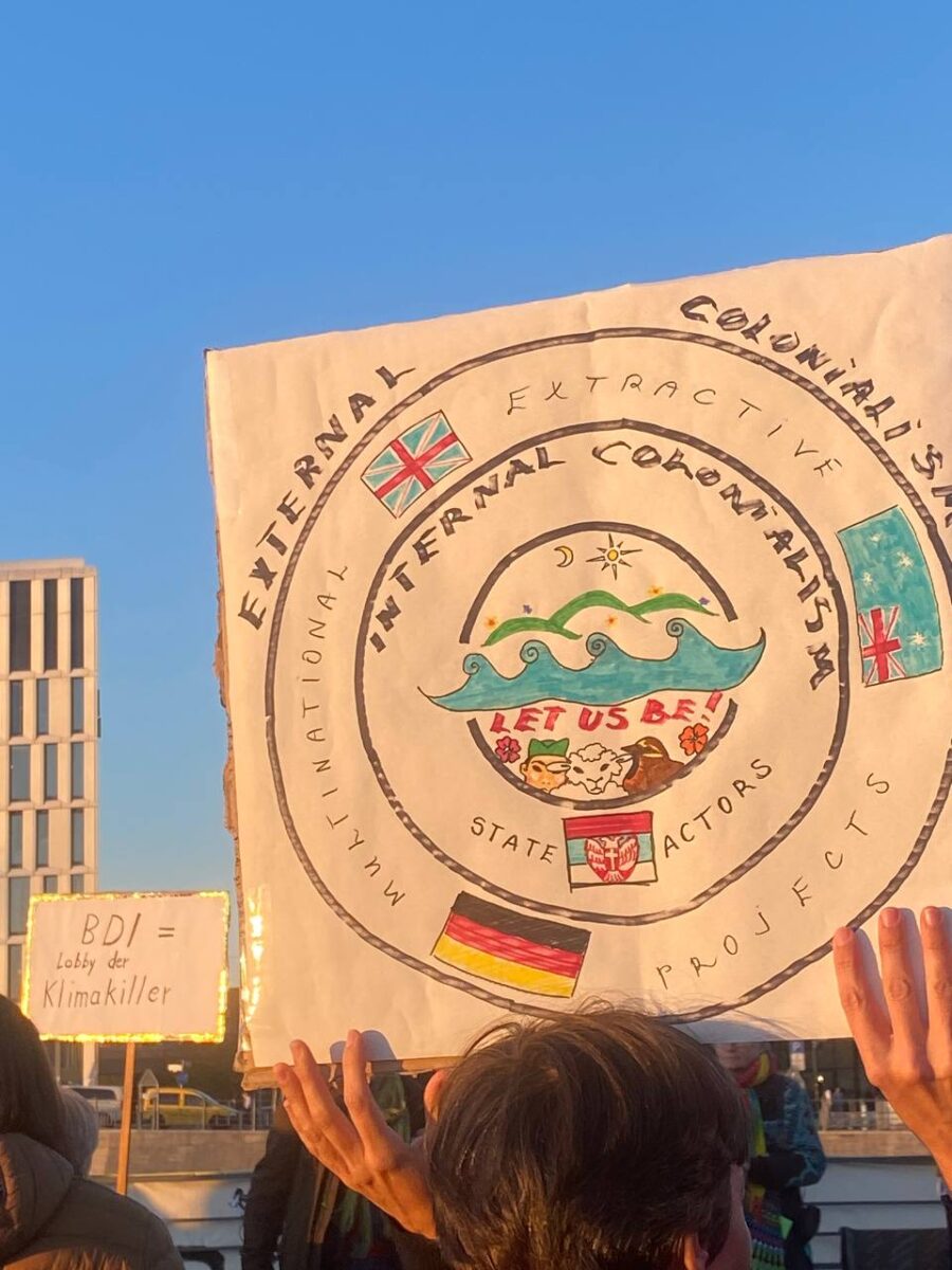 Transparent sa protesta u Berlinu; Foto: Iskra Krstić