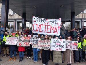 Protest ispred VJT 16. januara; Foto: Mašina