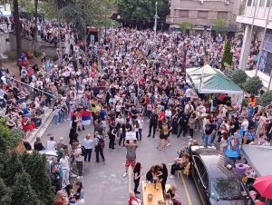 Blokada zgrade RTS-a u Takovskoj; Foto: Mašina