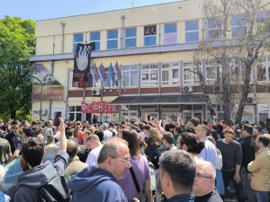 Građani i žandarmerija ispred DIF-a u NS; Foto: Mašina
