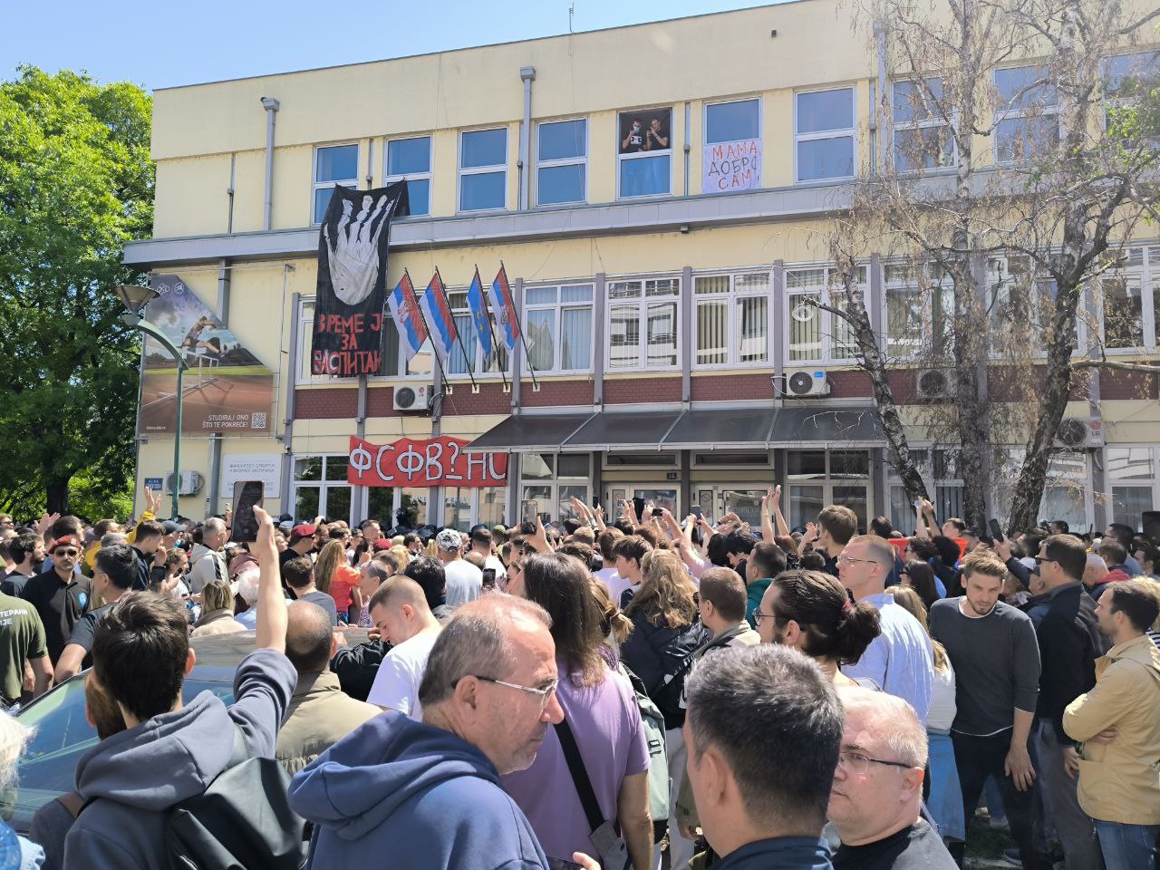 Građani i žandarmerija ispred DIF-a u NS; Foto: Mašina