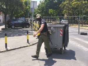 Uklanjaje barikade u Zemunu; Foto: Mašina