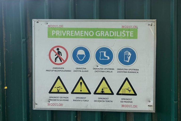 Tabla "Privremeno gradilište
