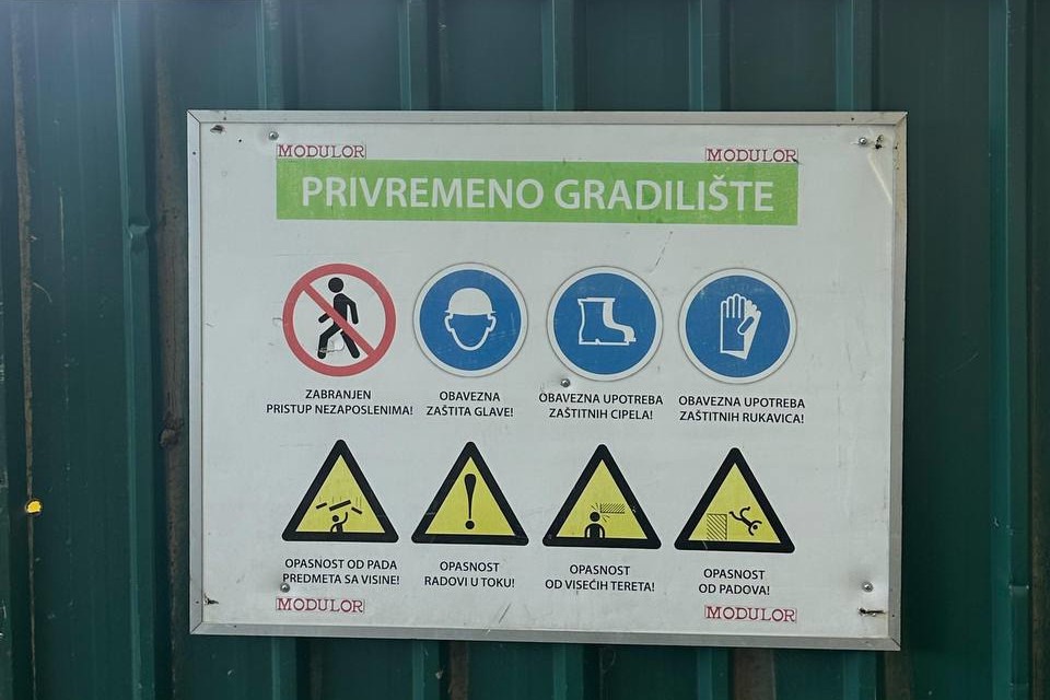 Tabla "Privremeno gradilište