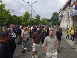 Građani i studenti ispred zgrade DUNP-a.