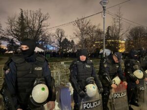 Ispred Narodne skupštine nakon izbacivanja studenata sa Filozofskog fakulteta u Novom Sadu