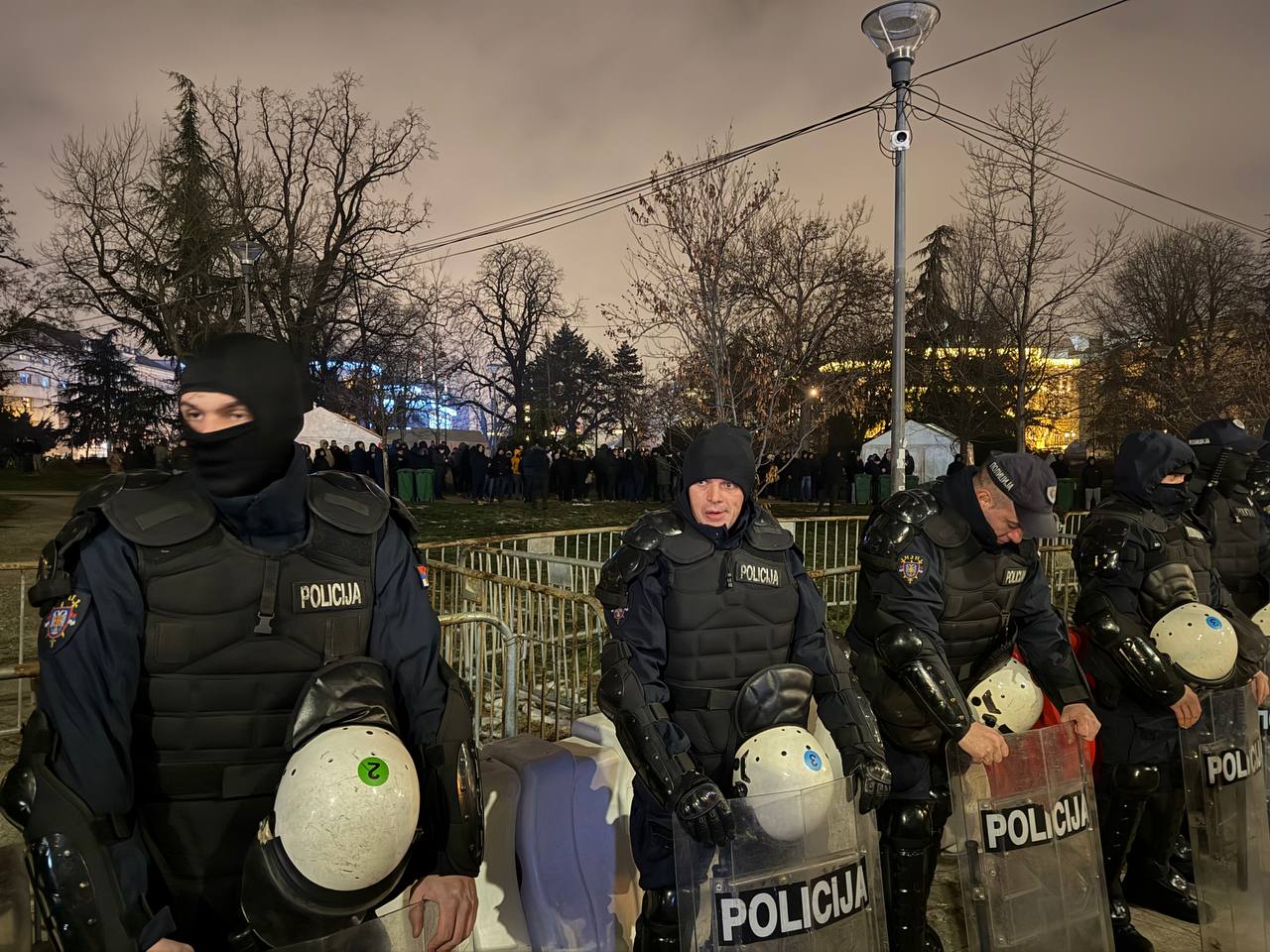 Ispred Narodne skupštine nakon izbacivanja studenata sa Filozofskog fakulteta u Novom Sadu
