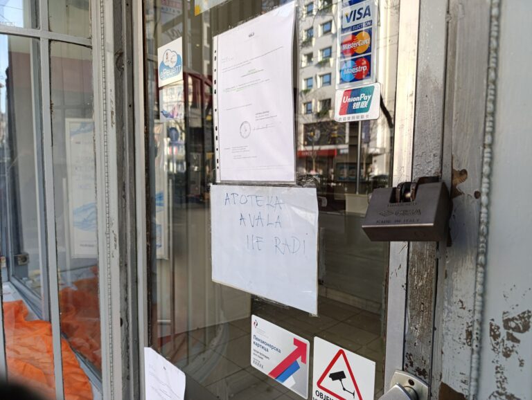 katanac na vratima apoteke