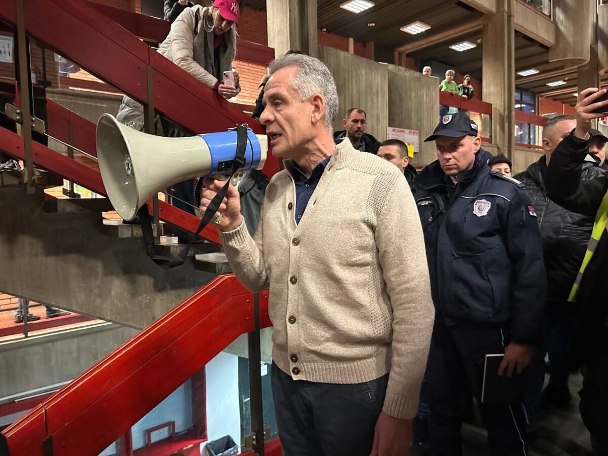 Milivoj Alanović sa policijom na Filozofskom fakultetu; Foto Mašina.