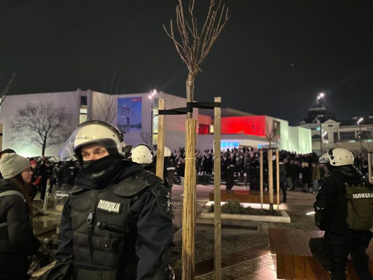 Protest ispred Srpskog narodnog pozorišta u Novom Sadu 16. februara 2026