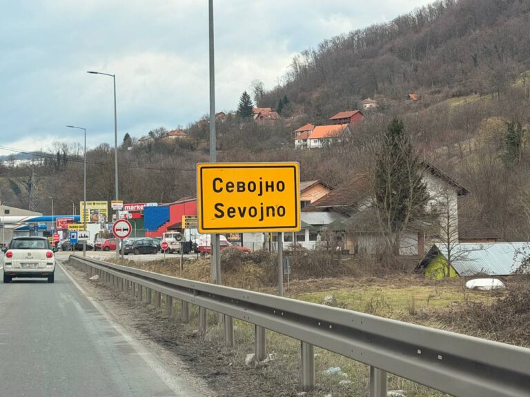 Tabla Sevojno pored puta