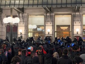 Kordon policije irepd Narodnog pozorišta