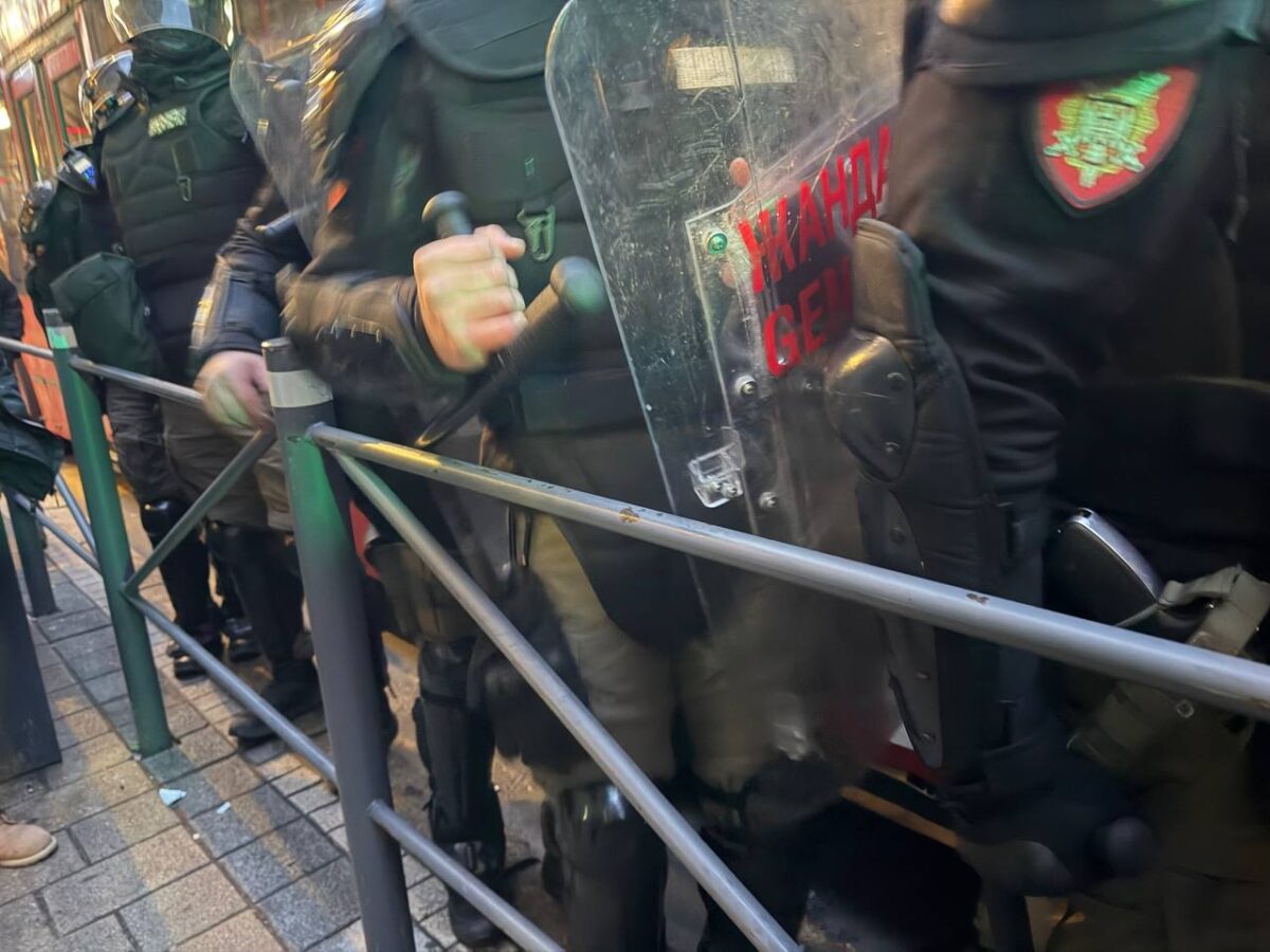 Žandarmerija ispred Rektorata; Foto: Mašina.